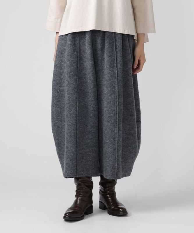 ラッカーパンツ・V　圧縮ウールのコクーンシルエットパンツ