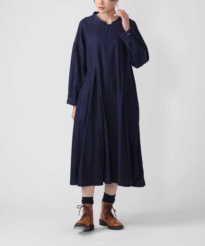 アニードレス・Ｃ　5オンスデニムのタック入りドレス