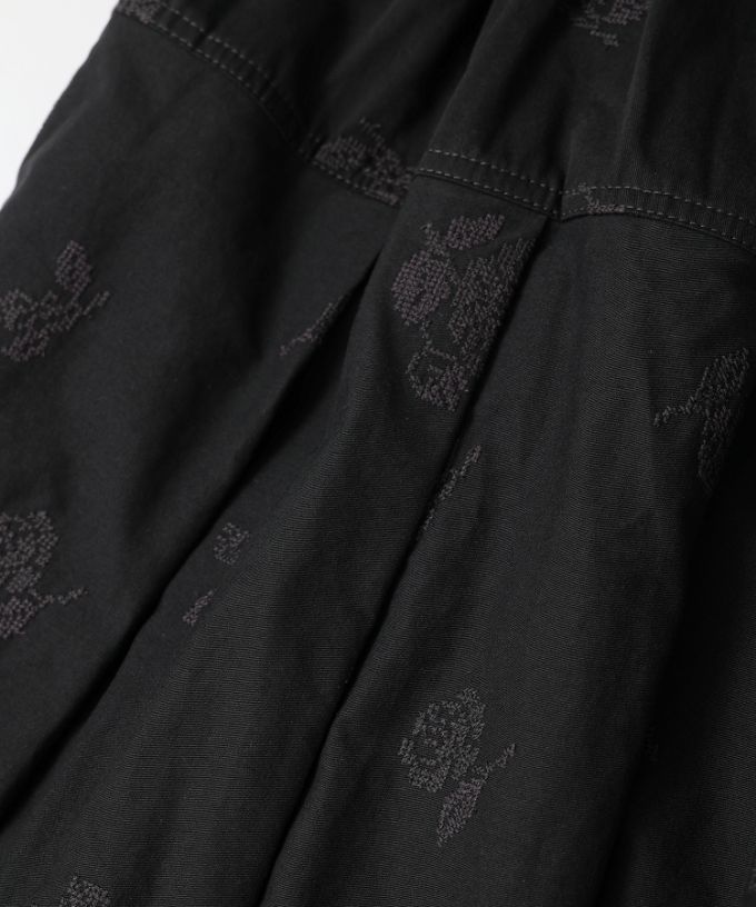 ロザスカート・シュシュ　クロスステッチ刺繍のタックスカート