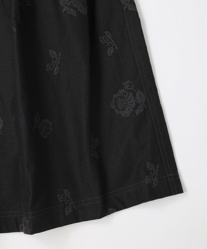 ロザスカート・シュシュ　クロスステッチ刺繍のタックスカート