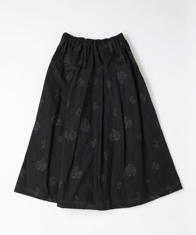 ロザスカート・シュシュ　クロスステッチ刺繍のタックスカート