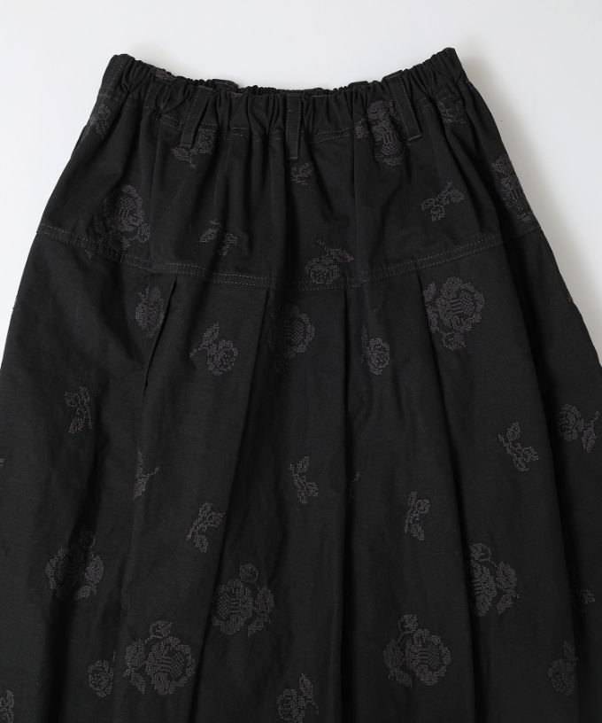 ロザスカート・シュシュ　クロスステッチ刺繍のタックスカート