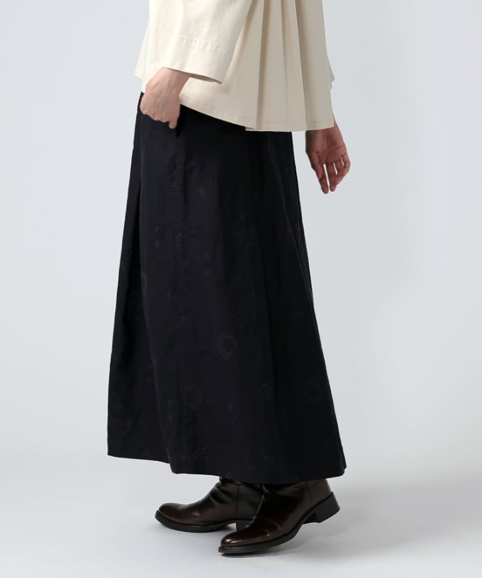 ロザスカート・シュシュ　クロスステッチ刺繍のタックスカート