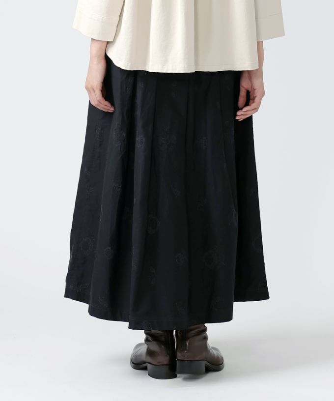 ロザスカート・シュシュ　クロスステッチ刺繍のタックスカート