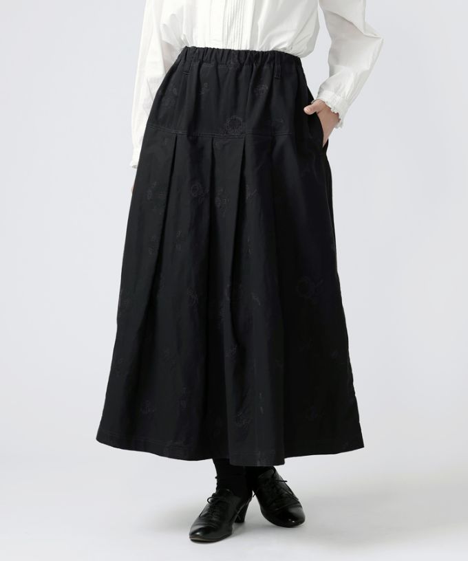 ロザスカート・シュシュ　クロスステッチ刺繍のタックスカート