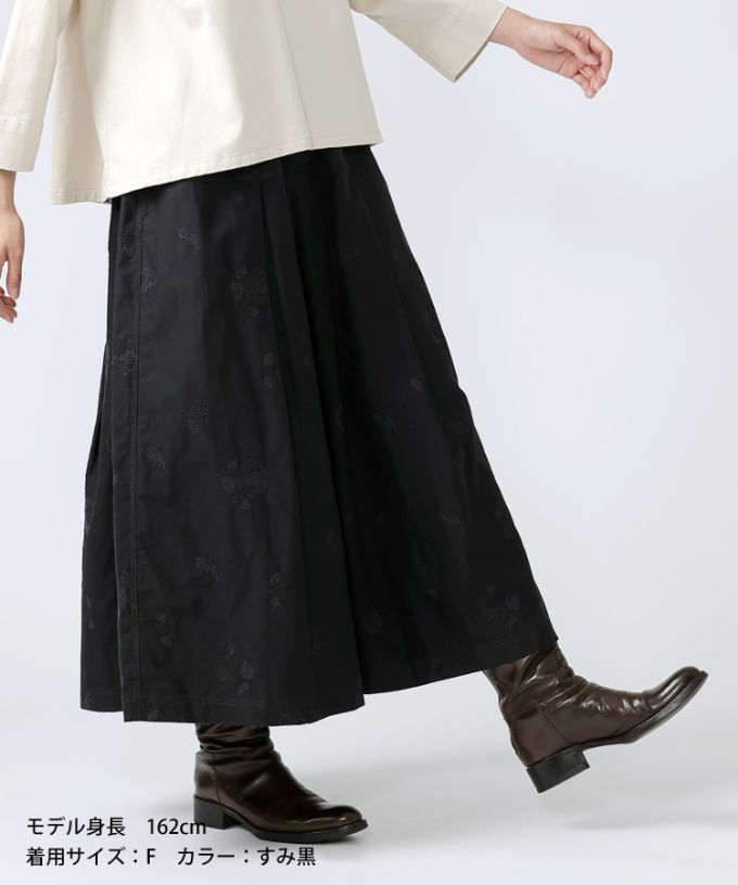 ロザスカート・シュシュ　クロスステッチ刺繍のタックスカート