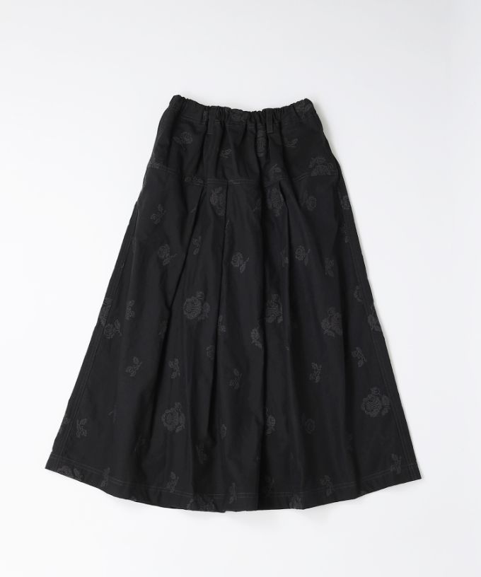 ロザスカート・シュシュ　クロスステッチ刺繍のタックスカート