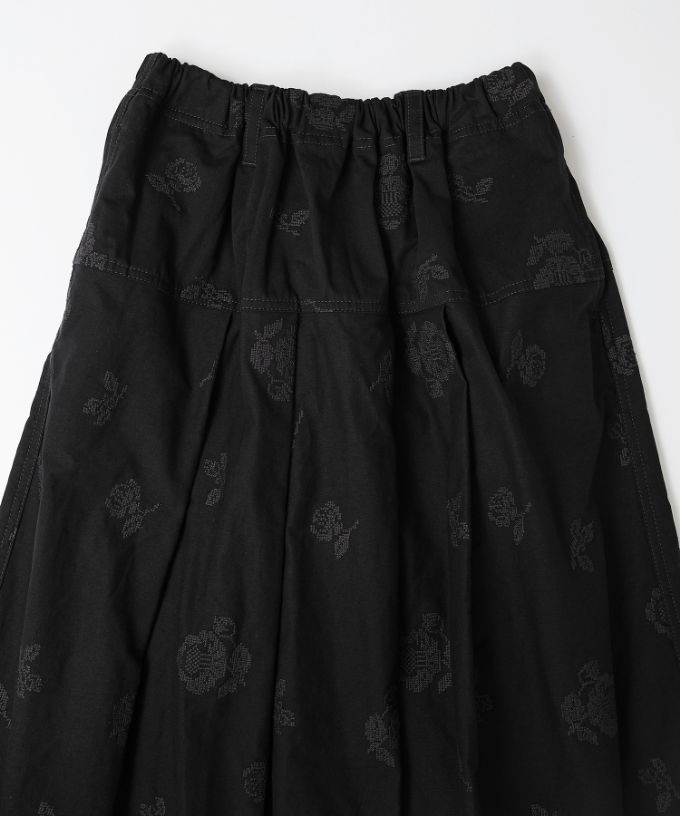 ロザスカート・シュシュ　クロスステッチ刺繍のタックスカート