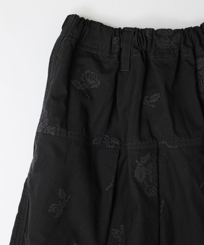 ロザスカート・シュシュ　クロスステッチ刺繍のタックスカート