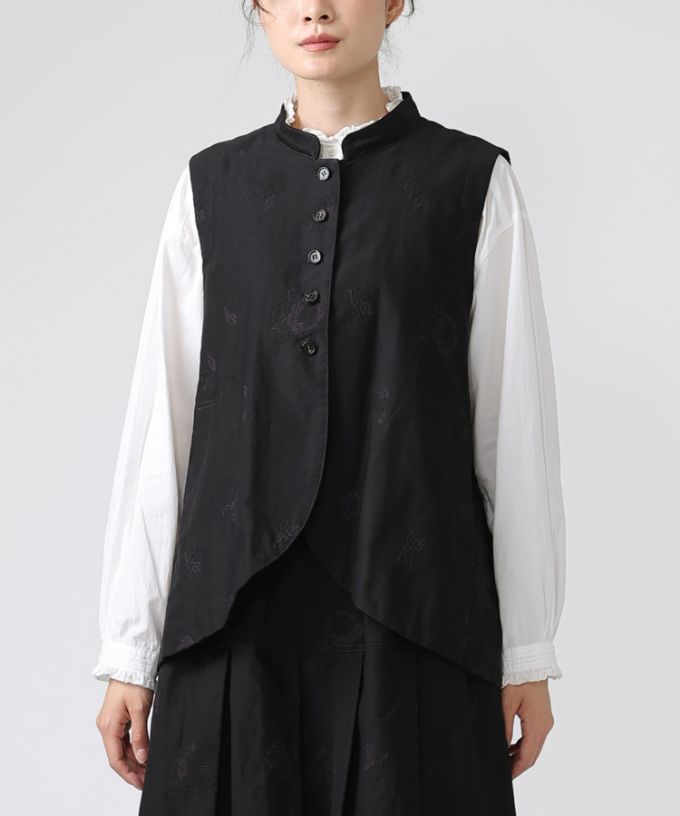 ラックベスト・シュシュ　クロスステッチ刺繍のスタンドカラーベスト
