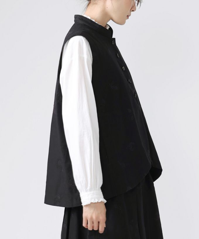 ラックベスト・シュシュ　クロスステッチ刺繍のスタンドカラーベスト