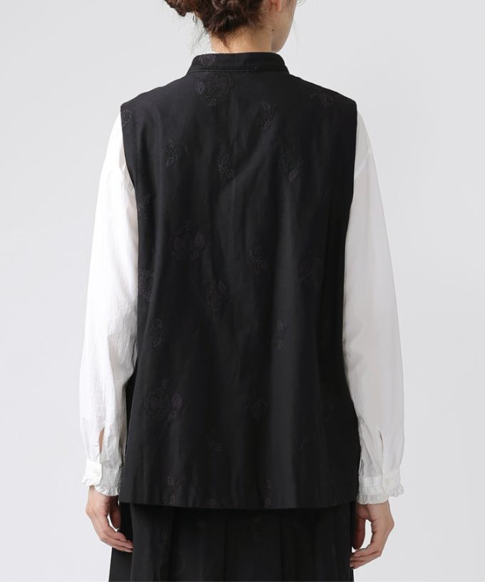 ラックベスト・シュシュ　クロスステッチ刺繍のスタンドカラーベスト