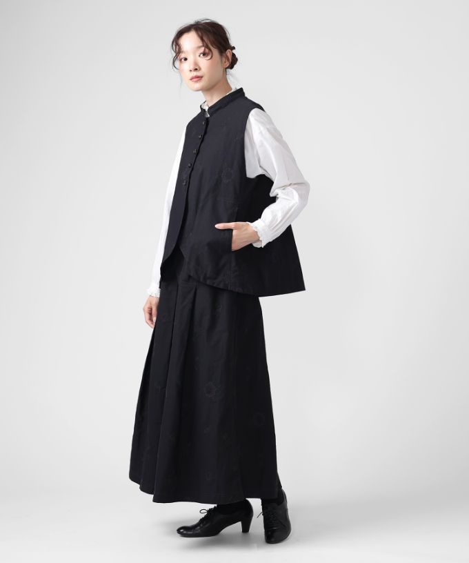 ラックベスト・シュシュ　クロスステッチ刺繍のスタンドカラーベスト