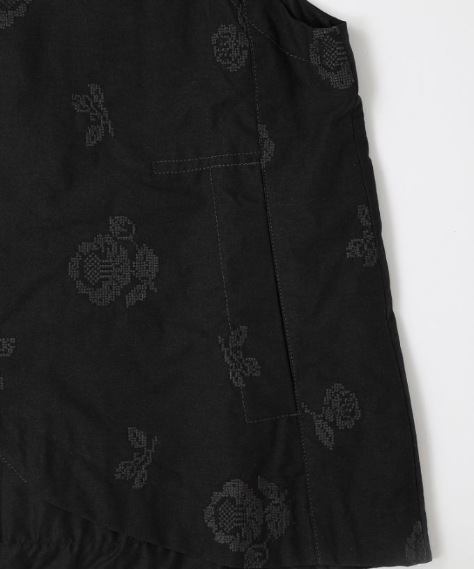 ラックベスト・シュシュ　クロスステッチ刺繍のスタンドカラーベスト