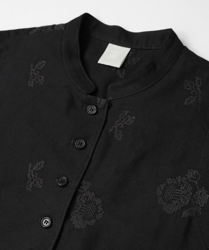 ラックベスト・シュシュ　クロスステッチ刺繍のスタンドカラーベスト