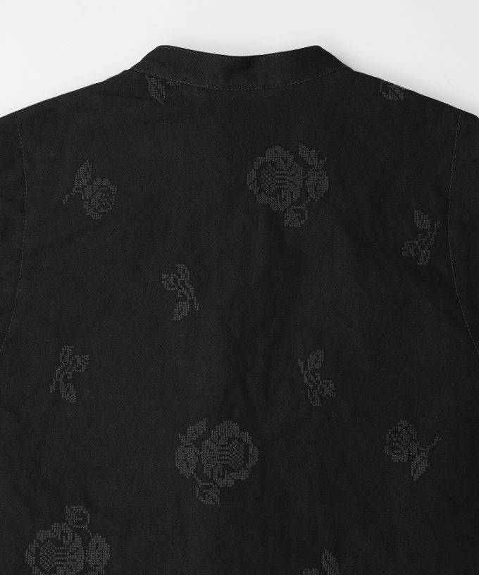 ラックベスト・シュシュ　クロスステッチ刺繍のスタンドカラーベスト