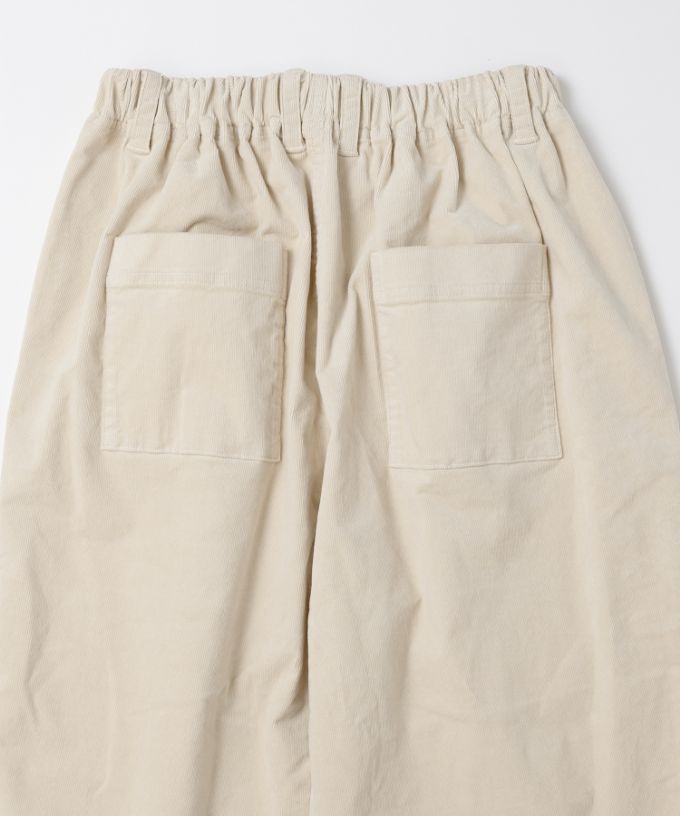 アノアパンツ　細コーデュロイ素材の裾スリットパンツ