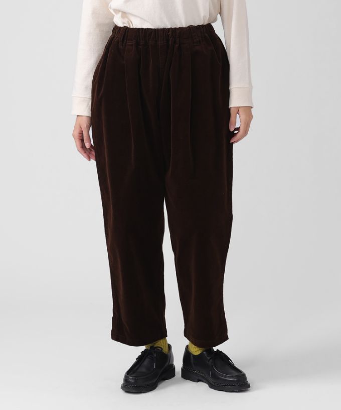 アノアパンツ　細コーデュロイ素材の裾スリットパンツ