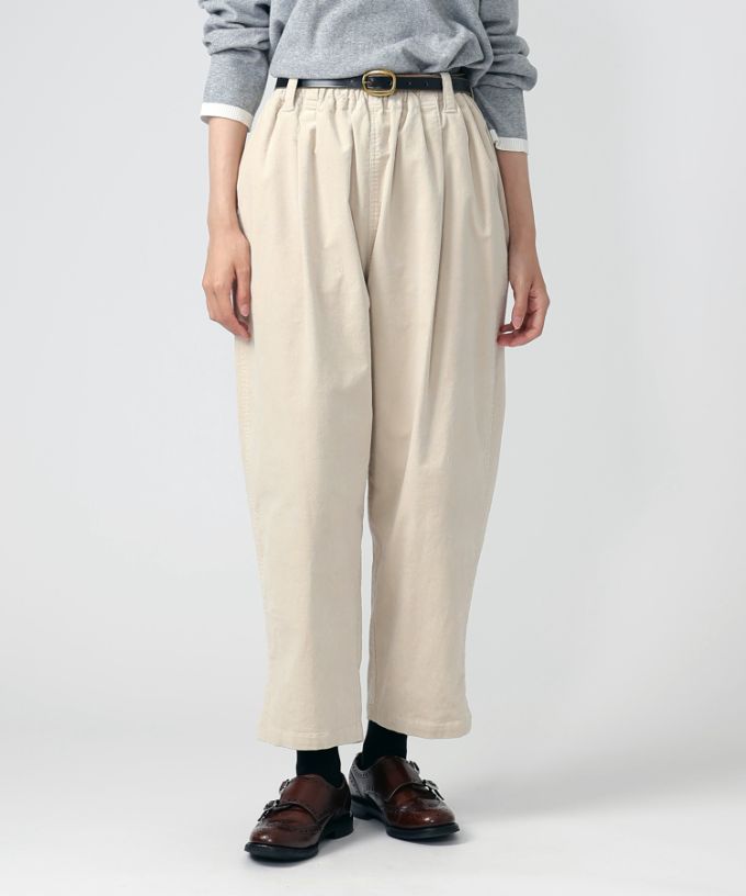 アノアパンツ　細コーデュロイ素材の裾スリットパンツ