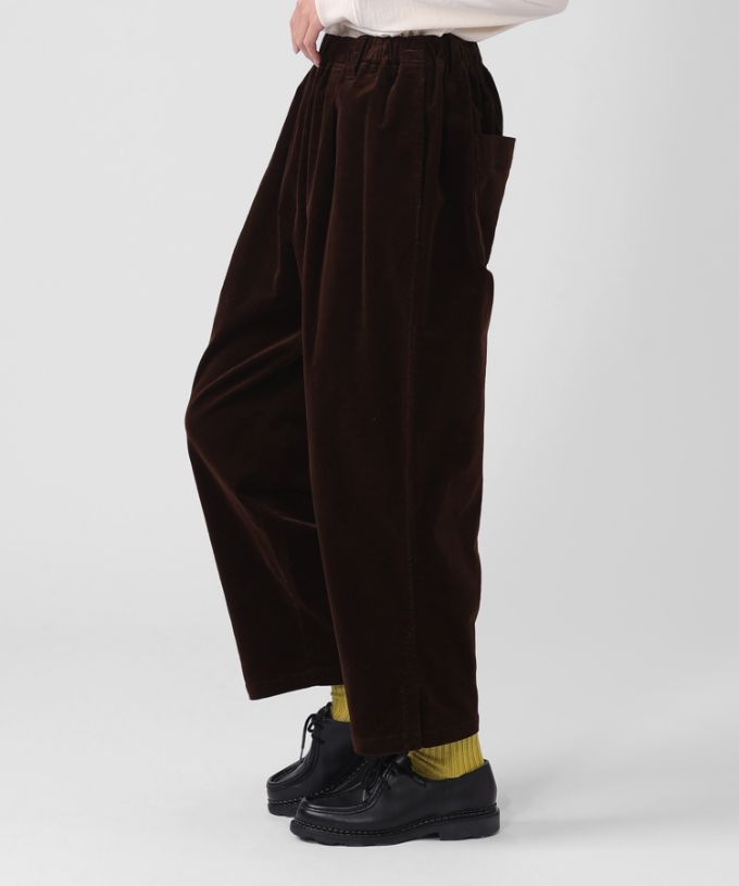 アノアパンツ　細コーデュロイ素材の裾スリットパンツ