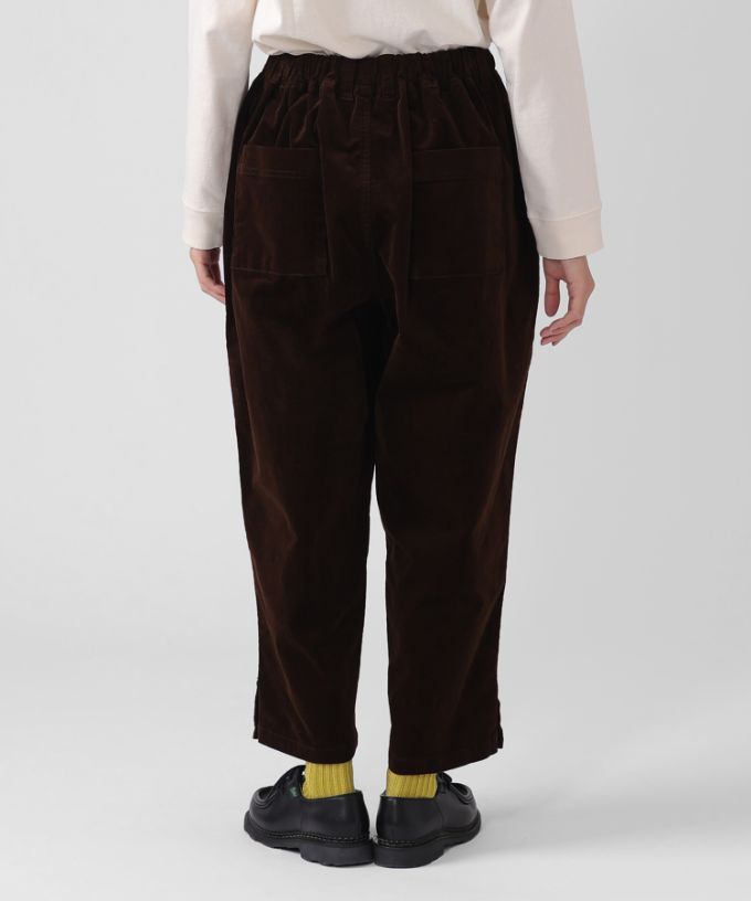 アノアパンツ　細コーデュロイ素材の裾スリットパンツ