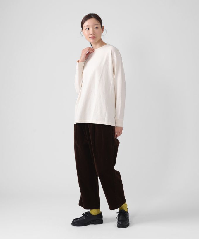 アノアパンツ　細コーデュロイ素材の裾スリットパンツ