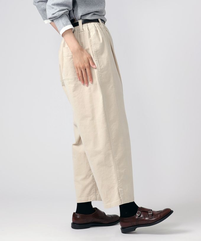 アノアパンツ　細コーデュロイ素材の裾スリットパンツ