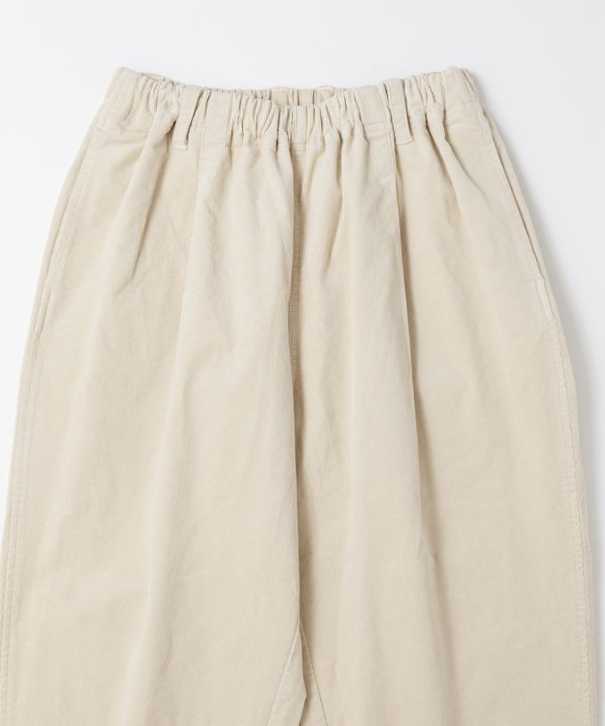 アノアパンツ　細コーデュロイ素材の裾スリットパンツ