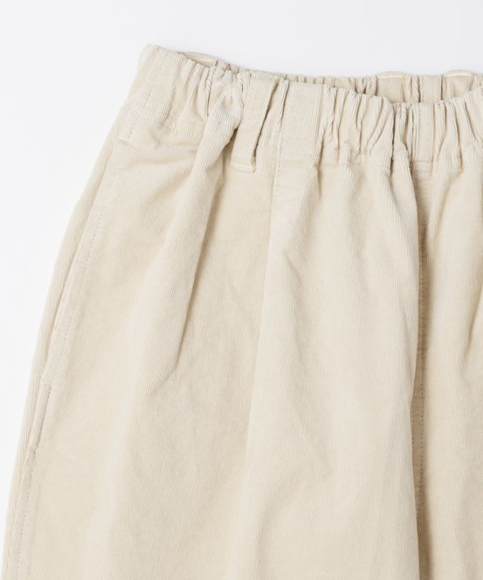 アノアパンツ　細コーデュロイ素材の裾スリットパンツ