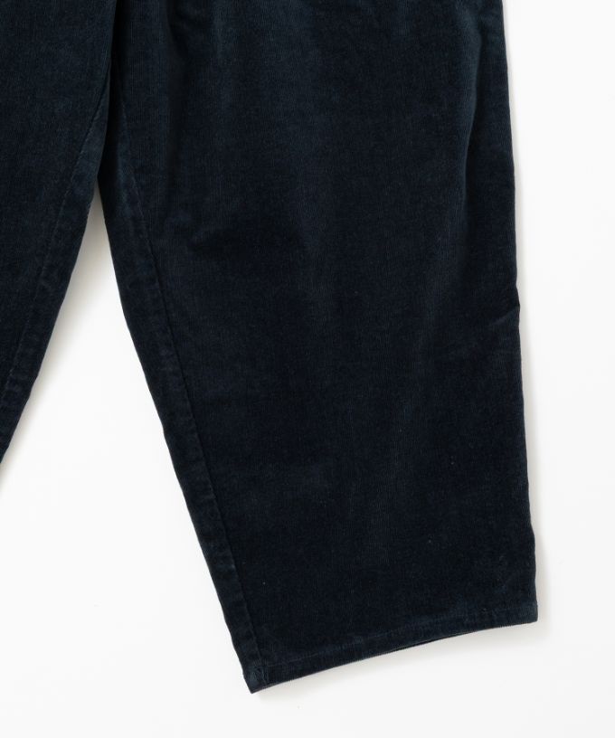マオパンツ・25　細コーデュロイ素材のバックポケットパンツ