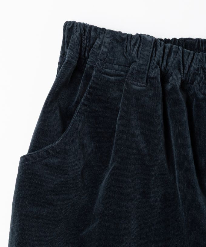 マオパンツ・25　細コーデュロイ素材のバックポケットパンツ