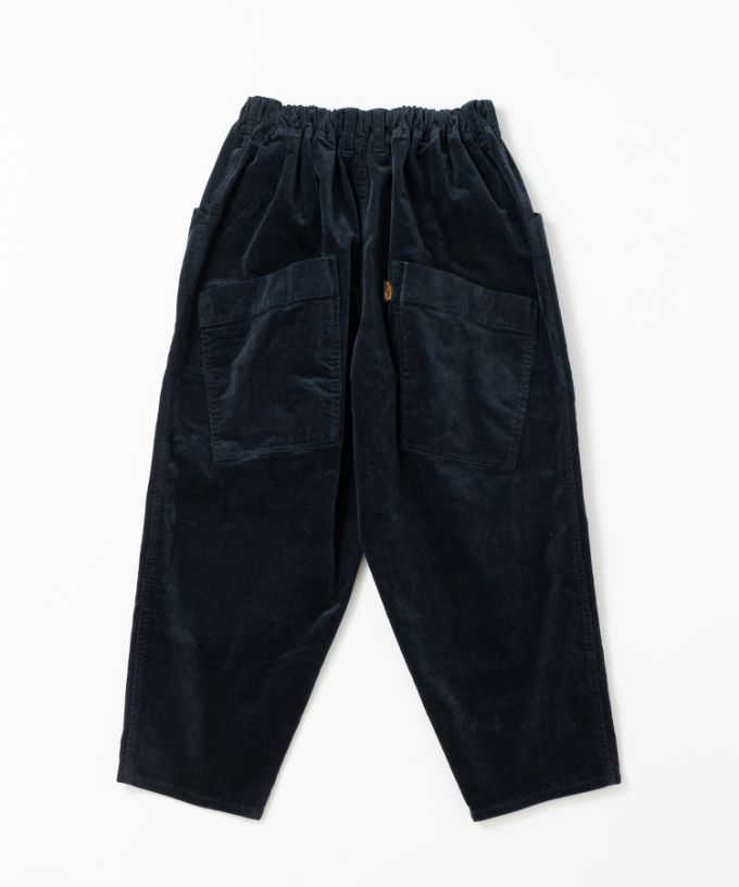 マオパンツ・25　細コーデュロイ素材のバックポケットパンツ