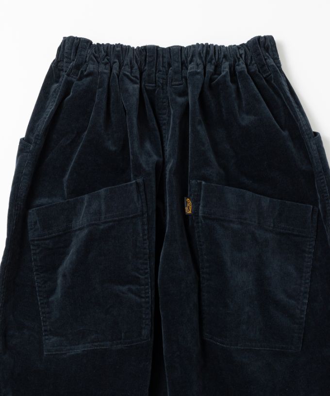 マオパンツ・25　細コーデュロイ素材のバックポケットパンツ