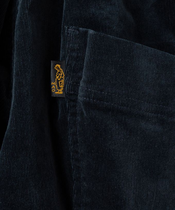 マオパンツ・25　細コーデュロイ素材のバックポケットパンツ