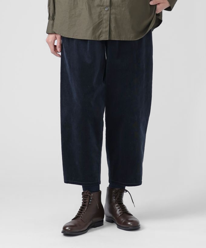 マオパンツ・25　細コーデュロイ素材のバックポケットパンツ