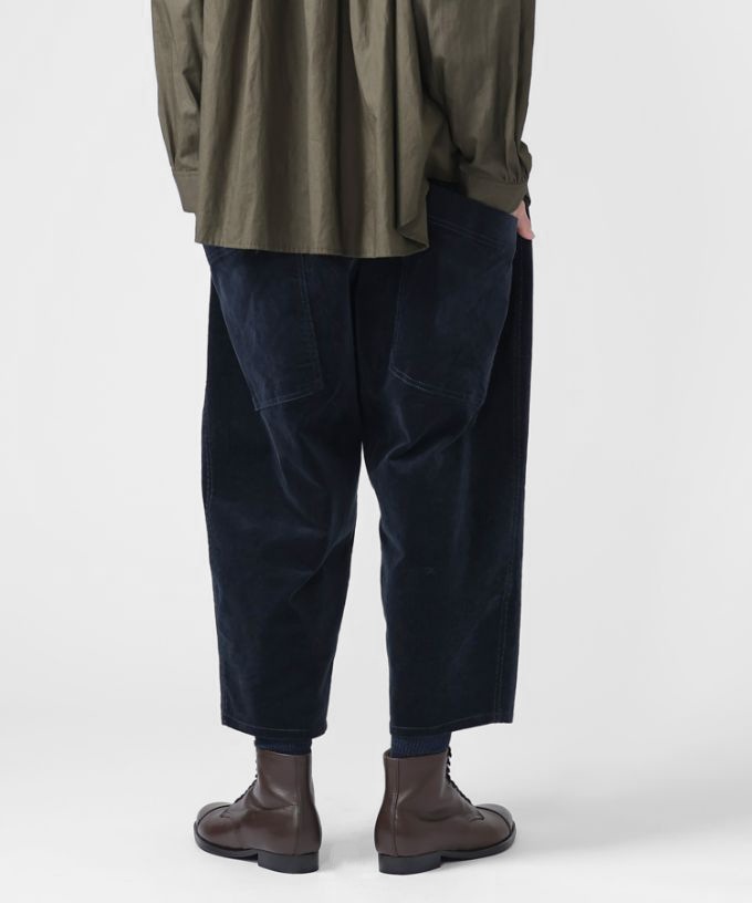 マオパンツ・25　細コーデュロイ素材のバックポケットパンツ