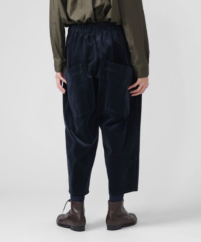 マオパンツ・25　細コーデュロイ素材のバックポケットパンツ