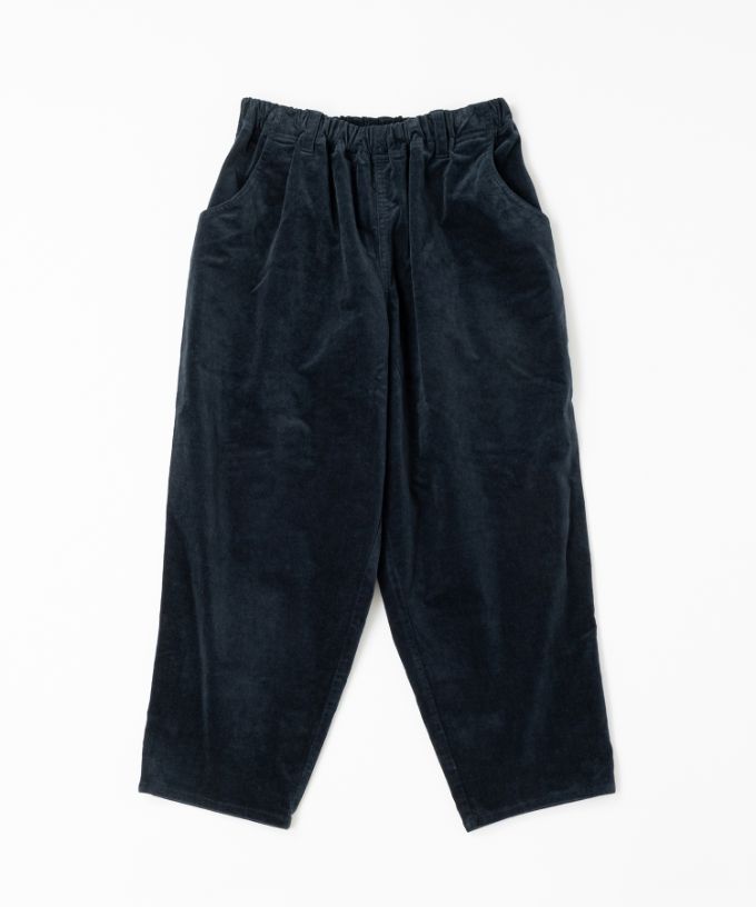 マオパンツ・25　細コーデュロイ素材のバックポケットパンツ