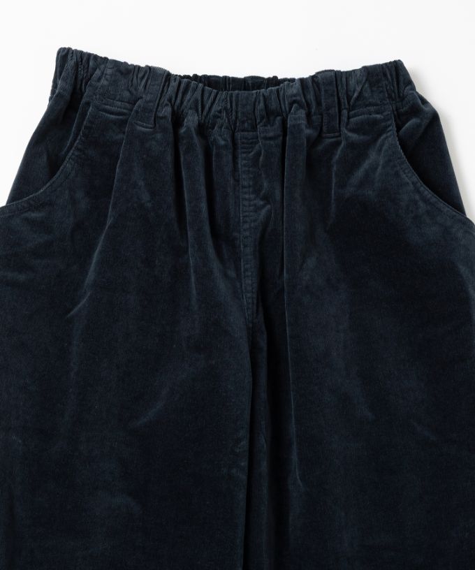 マオパンツ・25　細コーデュロイ素材のバックポケットパンツ