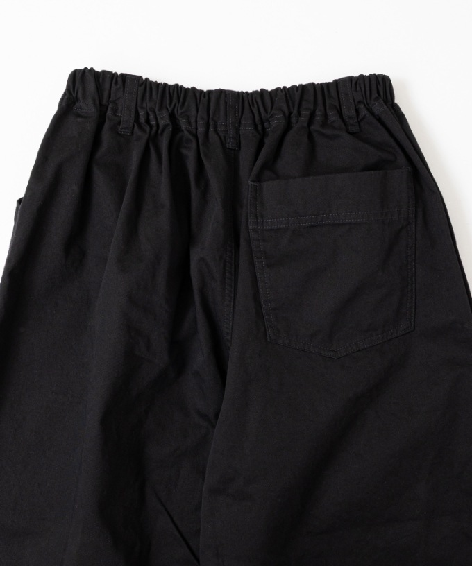 グミパンツ・B　チノ素材のクロップドワイドパンツ