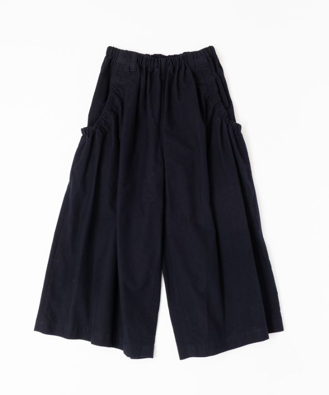 オトパンツ　ストレッチ素材のギャザーワイドパンツ
