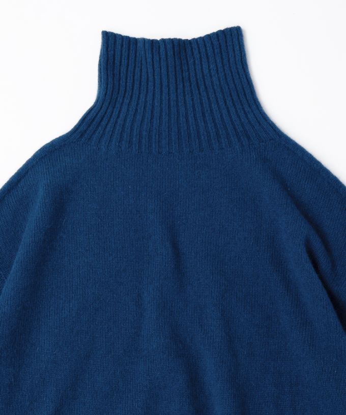 マセルトップ　大きなタートルネックのやわらかニット