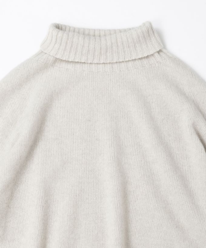 マセルトップ　大きなタートルネックのやわらかニット