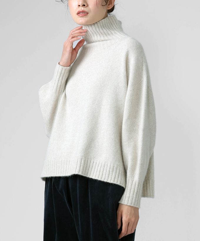マセルトップ　大きなタートルネックのやわらかニット