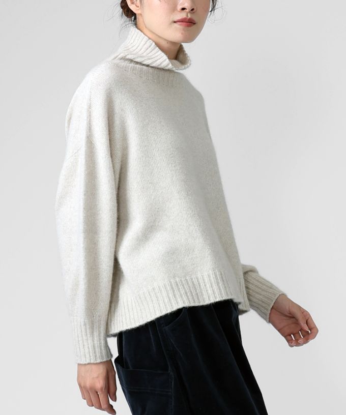 マセルトップ　大きなタートルネックのやわらかニット