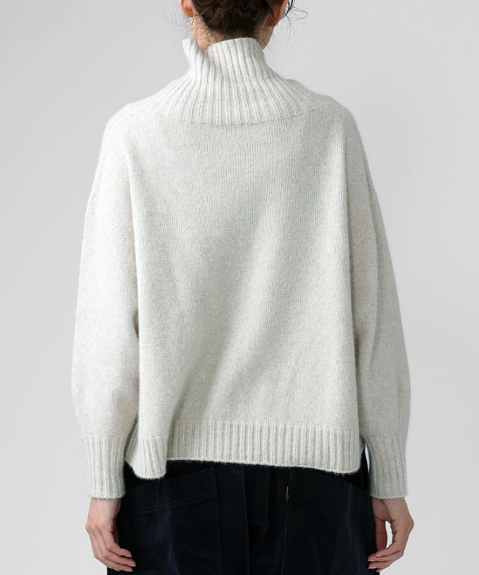 マセルトップ　大きなタートルネックのやわらかニット