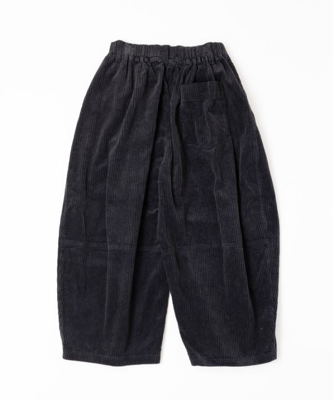 ラッカーパンツ・U　太コーデュロイのコクーンシルエットパンツ