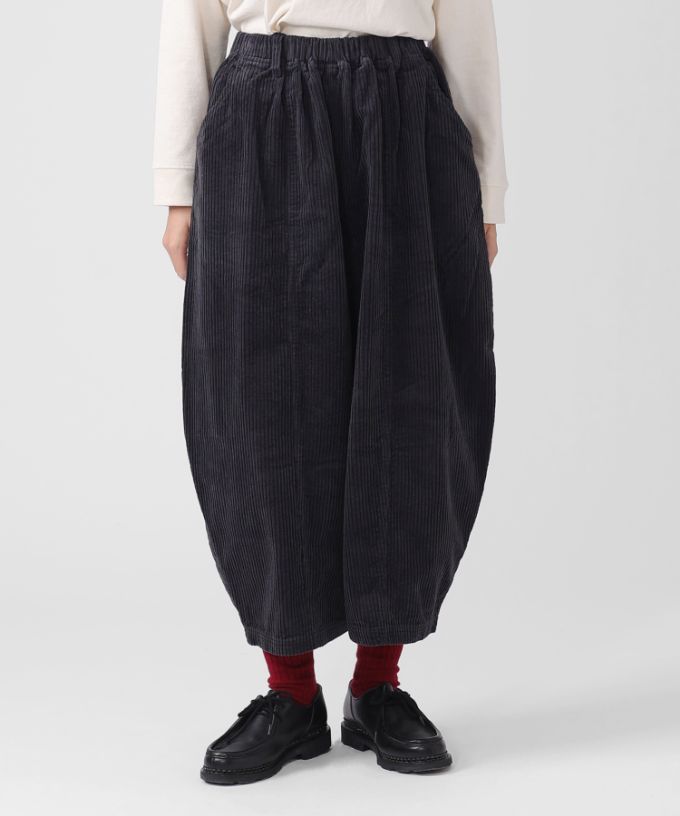 ラッカーパンツ・U　太コーデュロイのコクーンシルエットパンツ