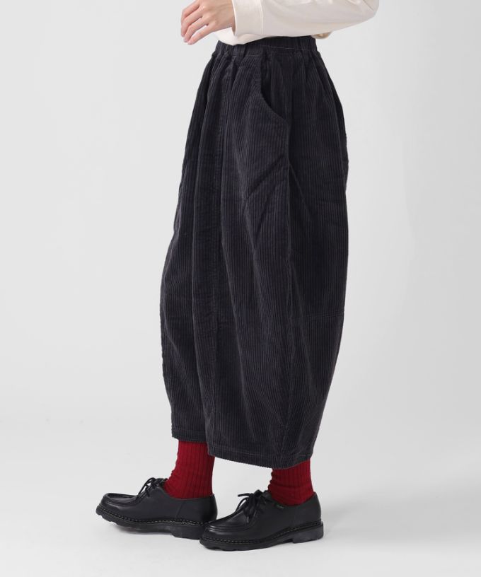 ラッカーパンツ・U　太コーデュロイのコクーンシルエットパンツ