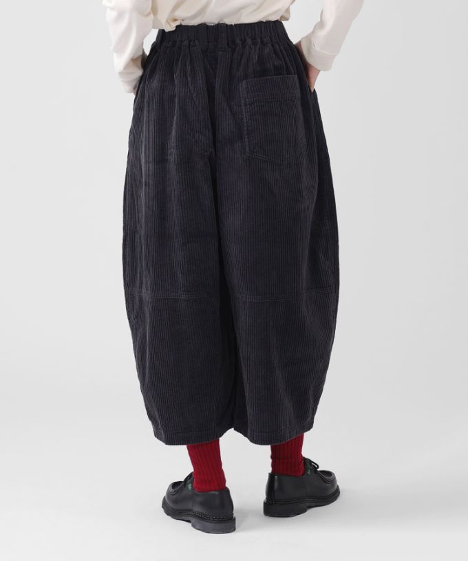 ラッカーパンツ・U　太コーデュロイのコクーンシルエットパンツ